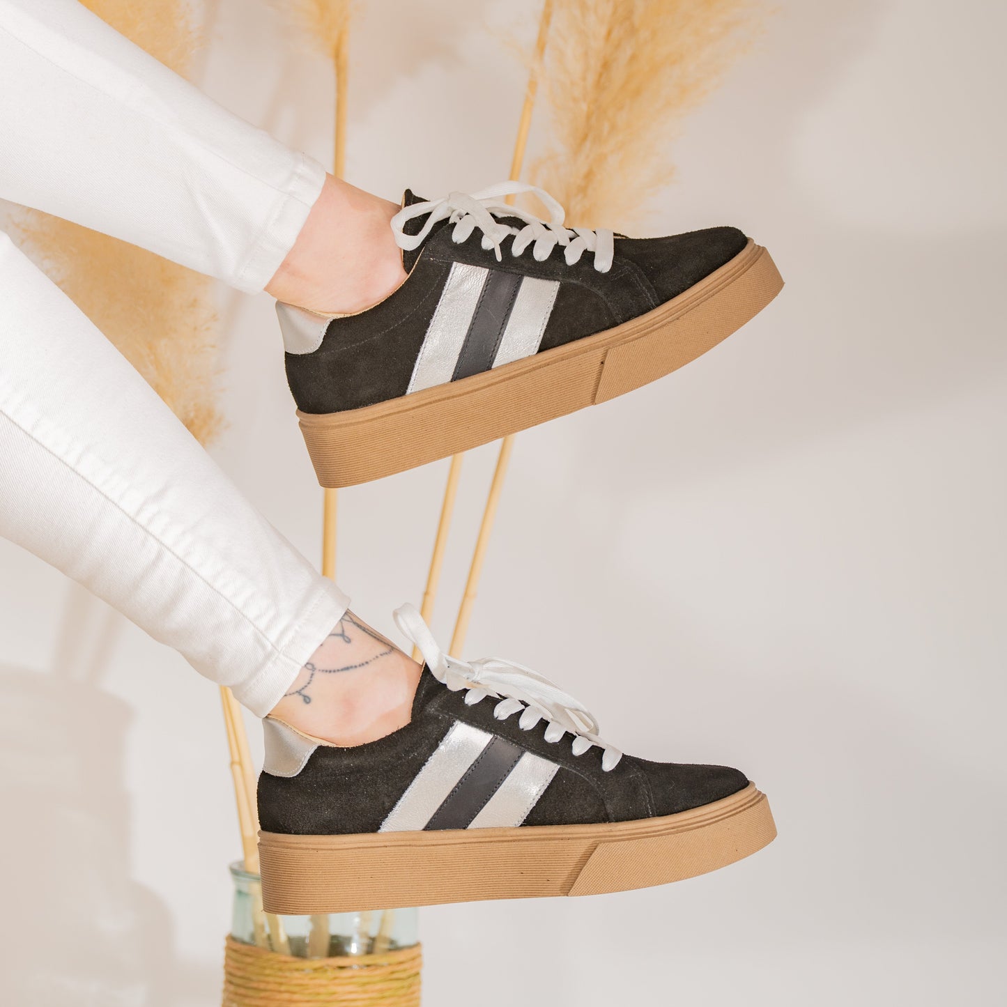 Zapatilla Negra Tres Lineas