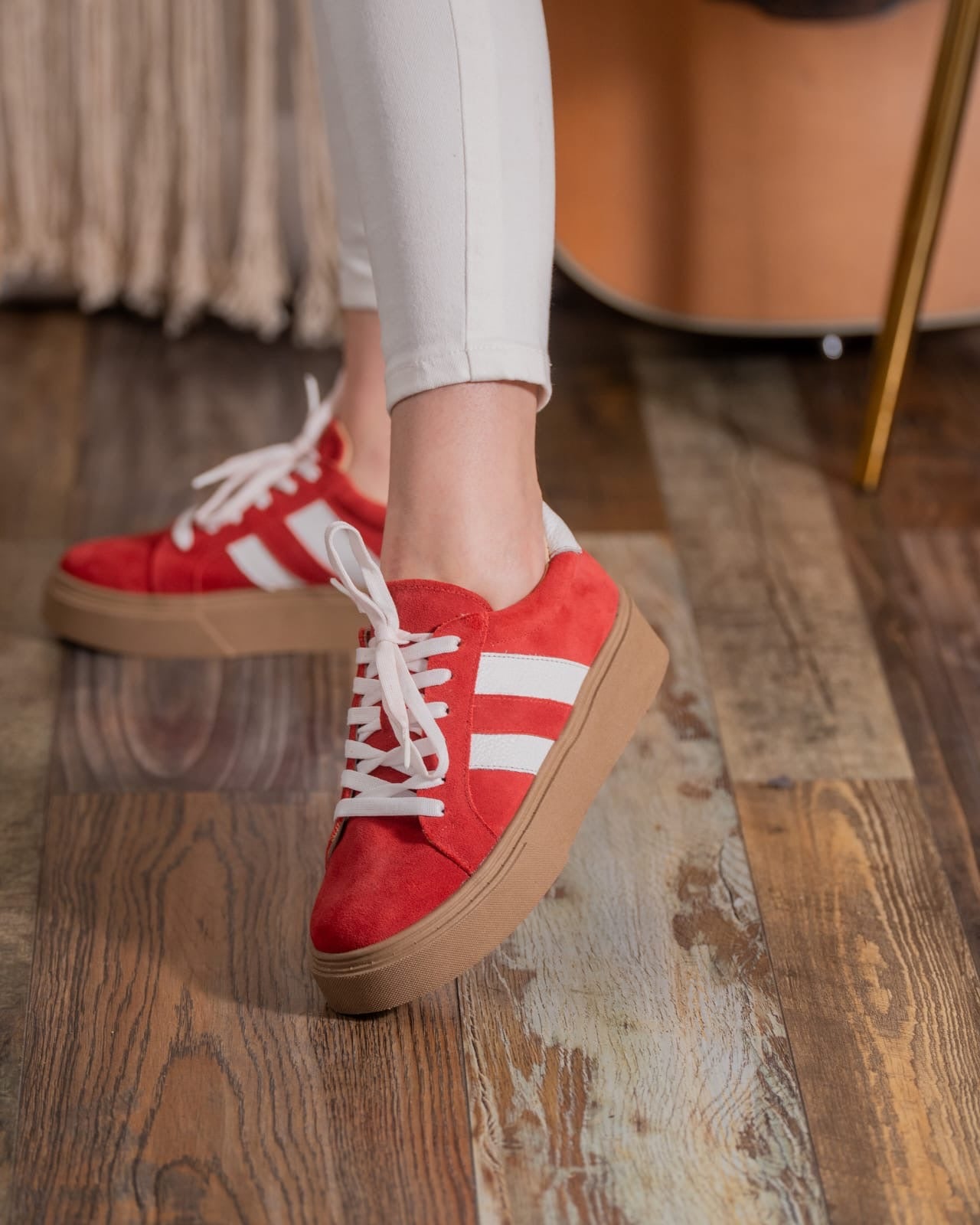 Zapatilla Roja Tres Líneas