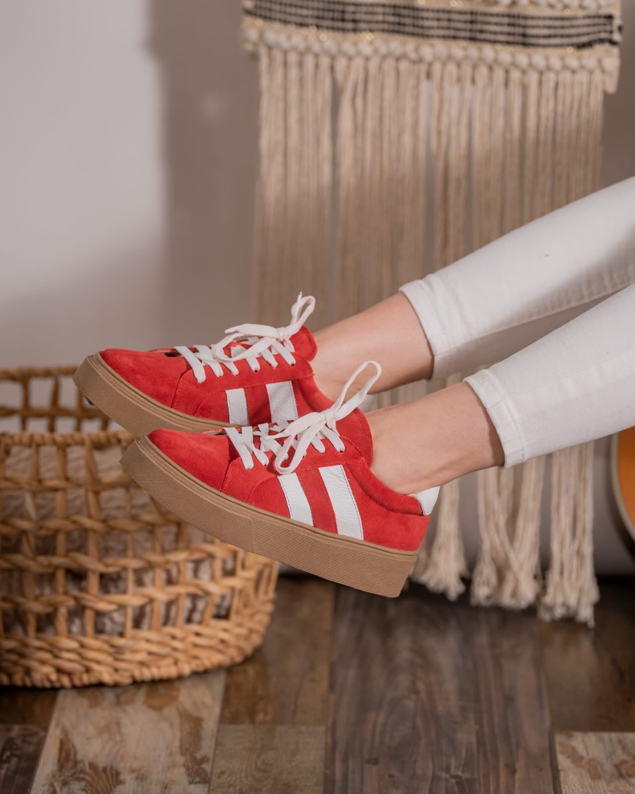 Zapatilla Roja Tres Líneas