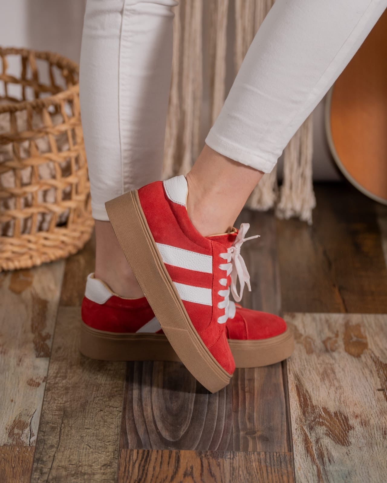 Zapatilla Roja Tres Líneas