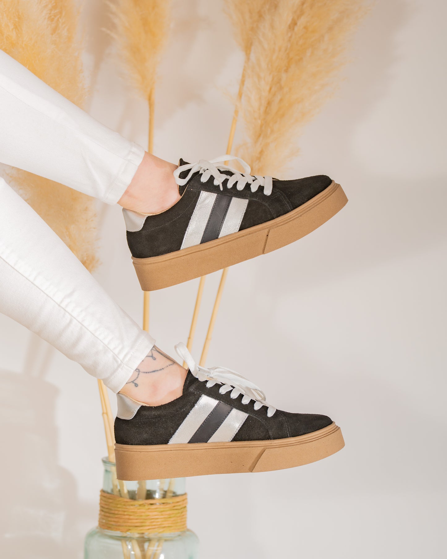 Zapatilla Negra Tres Lineas