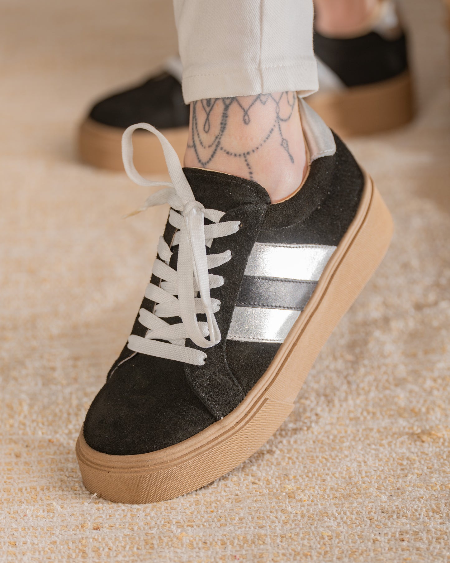 Zapatilla Negra Tres Lineas