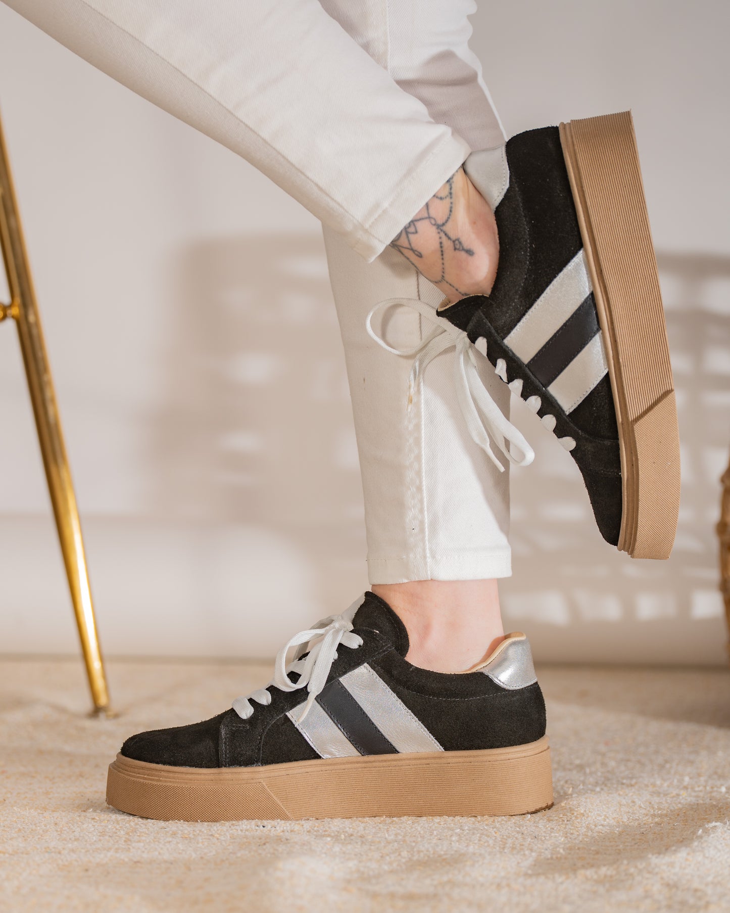 Zapatilla Negra Tres Lineas